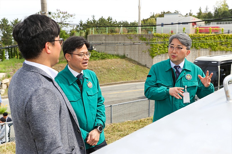 유희동 기상청장과 유국희 원안위원장이 고리 원전 부지 내에 설치된 한국원자력안전기술원의 지진계를 살펴보는 모습;