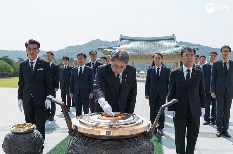 유희동 기상청장이 현충탑에 분향하는 모습