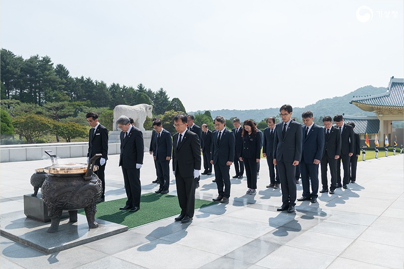 유희동 기상청장과 기상청 간부들이 현충탑에 묵념하는 모습