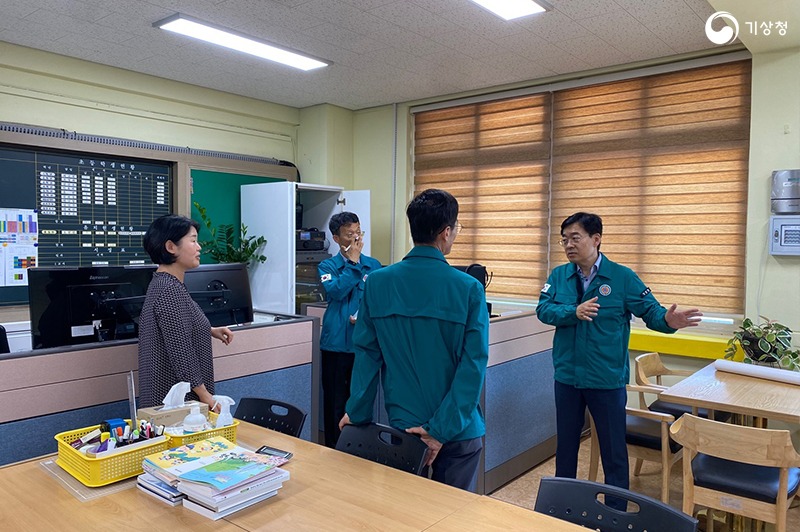 장동언 기상청 차장이 부안군 지진조기경보 직접연계 시범학교 방문하여 학교 관계자와 대화하는 모습