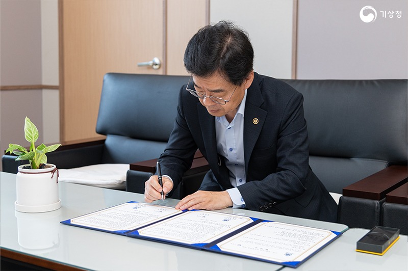 장동언 기상청장이 해군과 업무협약서에 서명하는 모습