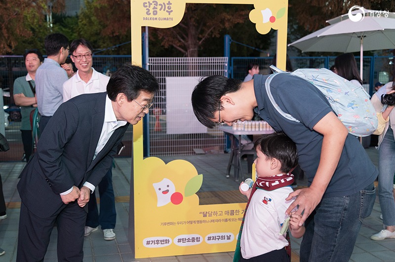 장동언 기상청장이 기후변화과학 홍보부스를 찾은 어린이에게 캠페인에 대해 설명하는 모습