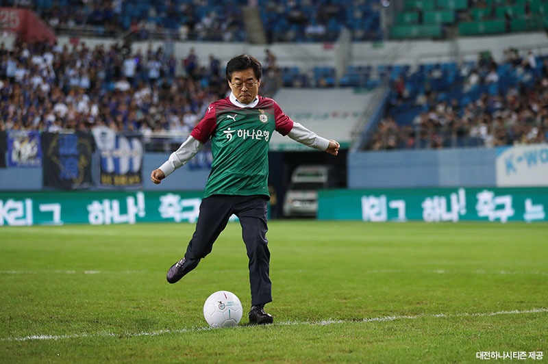 장동언 기상청장이 경기 시작 전 시축하는 모습