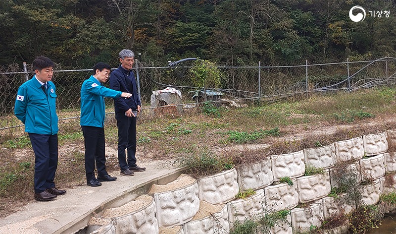 장동언 기상청장이 함동주 대구지방기상청장과 함께 구미시 옥성면 재해현장을 방문하여 지역주민에게 설명을 듣는 모습