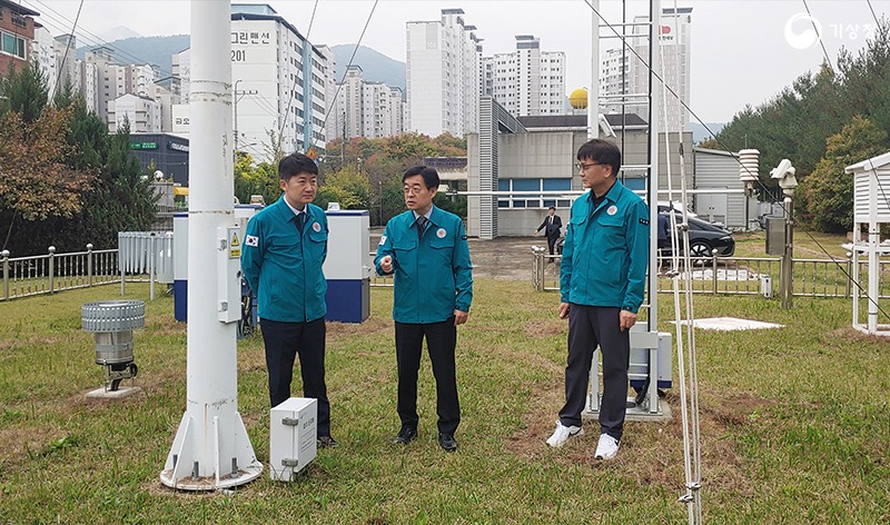 장동언 기상청장이 함동주 대구지방기상청장과 함게 구미자동기상관측소를 방문하여 점검하는 모습