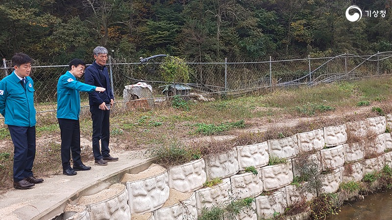 장동언 기상청장이 함동주 대구지방기상청장과 함께 구미시 옥성면 재해현장을 방문하여 지역주민에게 설명을 듣는 모습