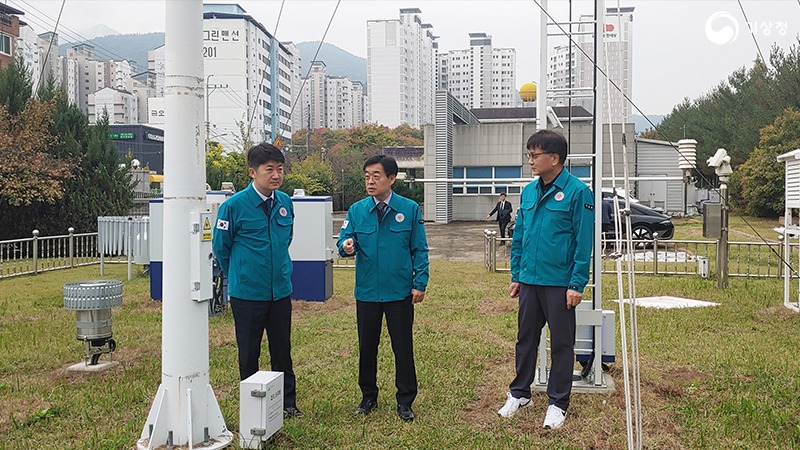 장동언 기상청장이 함동주 대구지방기상청장과 함게 구미자동기상관측소를 방문하여 점검하는 모습