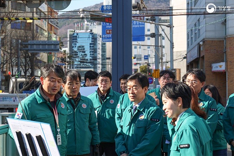 부산 초량지하차도 인근 과거 침수지역을 살펴보는 장동언 기상청장의 모습