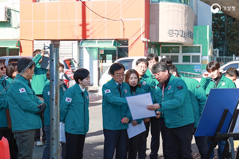 부산 동천 인근 과거 침수지역을 살펴보는 장동언 기상청장의 모습