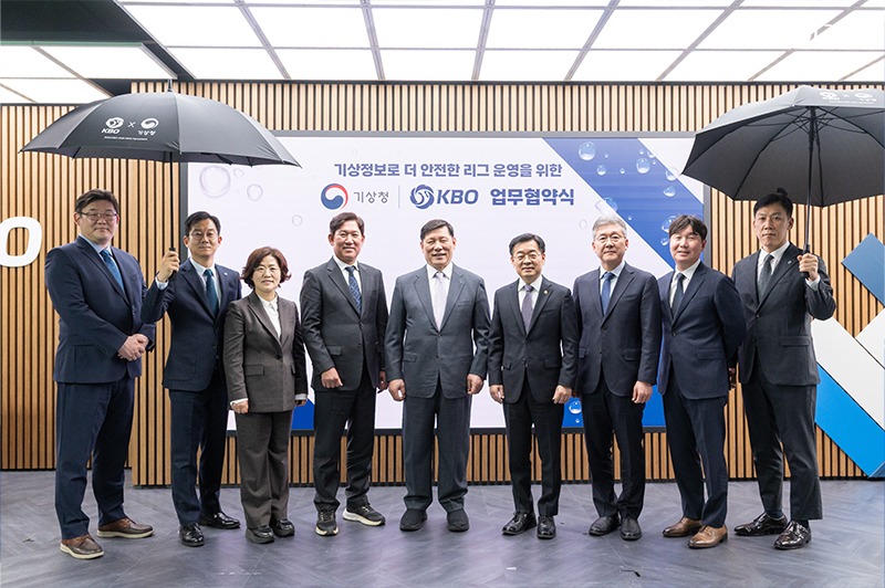 업무협약 관계자들이 기념촬영하는 모습. 왼쪽부터 우진규 사무관, 문정균 KBO 대표이사, 정현숙 기상서비스진흥국장, 조계현 KBO 위원장, 허구연 KBO 총재, 장동언 기상청장, 홍기만 대변인, 유지현 감독, 박근찬 KBO 사무총장.