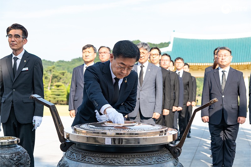 현충탑에 분향하는 장동언 기상청장의 모습