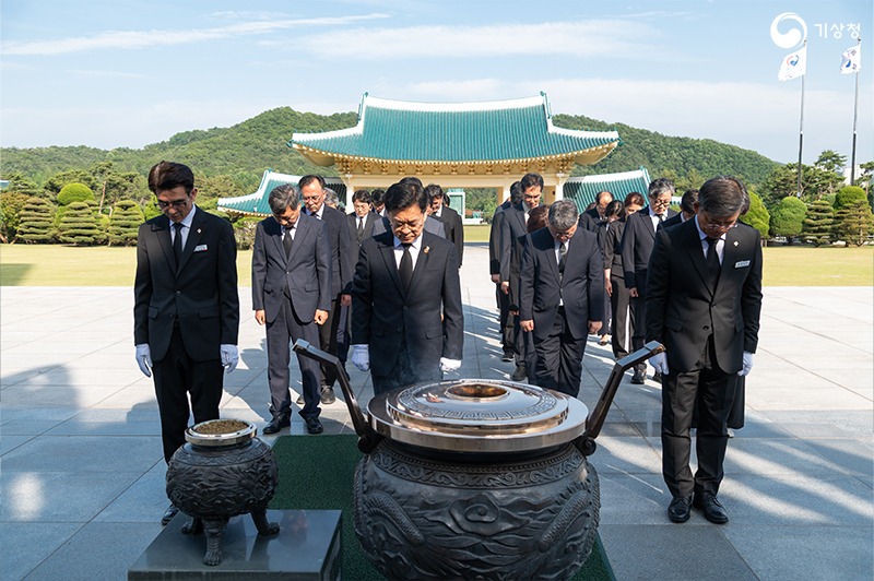 현충탑에 참배하는 장동언 기상청장의 모습