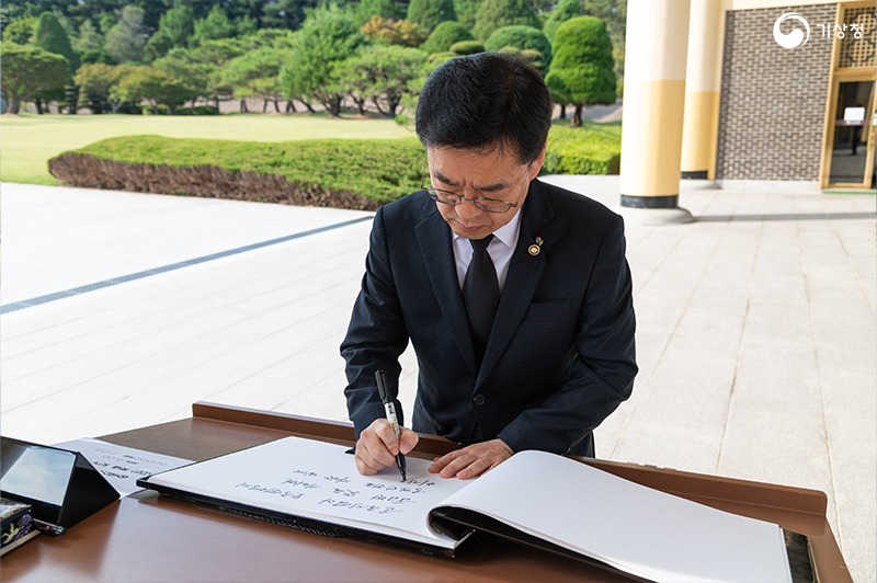 현충탑 참배를 마치고 방명록을 작성하는 장동언 기상청장의 모습