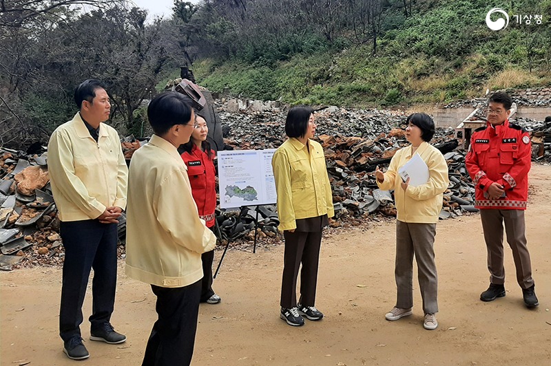 의성군 산불 재해 현장을 방문하여 피해 상황을 보고받는 이미선 기상청장의 모습