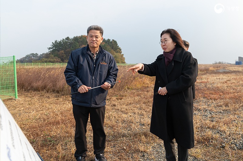 태양광 발전소 내 기상관측장비를 점검하는 이미선 기상청장의 모습