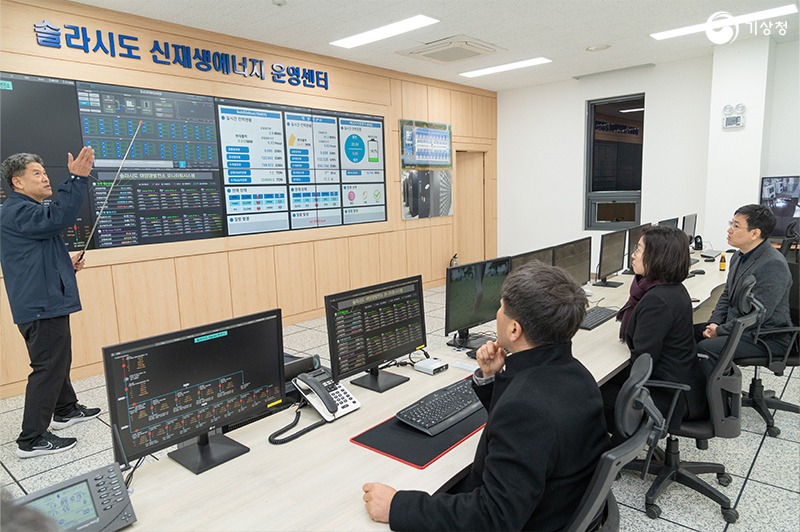 솔라시도 신재생에너지 운영센터를 방문하여 관계자의 설명을 듣는 이미선 기상청장의 모습