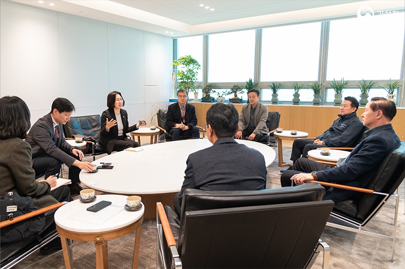 대한항공 관계자들과 협력 방안을 논의하는 이미선 기상청장의 모습