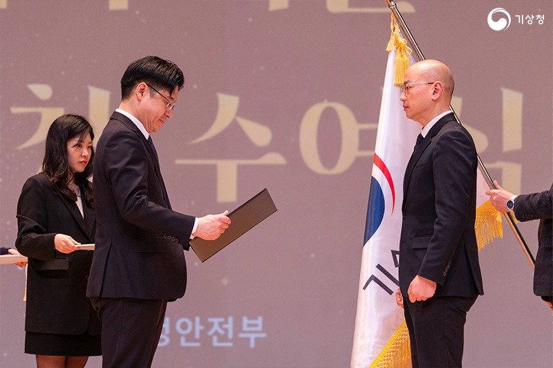 김성묵 예보정책과장이 기상청 대표로 대통령 표창을 수여받는 모습