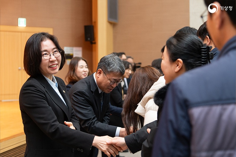 이미선 기상청장이 시무식을 마치고 직원들과 신년 인사를 나누는 모습