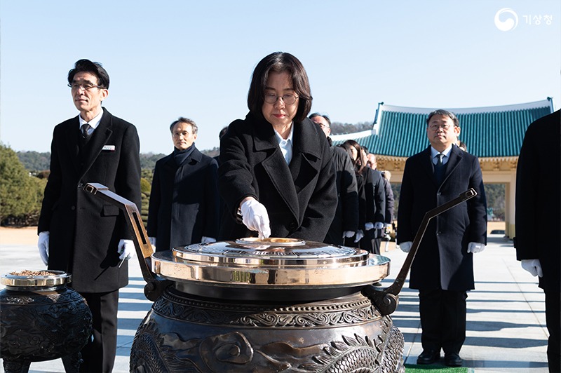 이미선 기상청장이 현충원에서 분향하는 모습