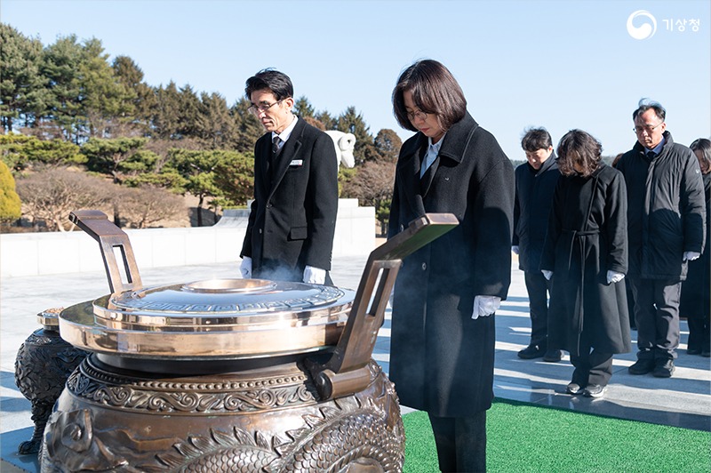 이미선 기상청장이 현충원 참배 후 방명록을 작성하는 모습