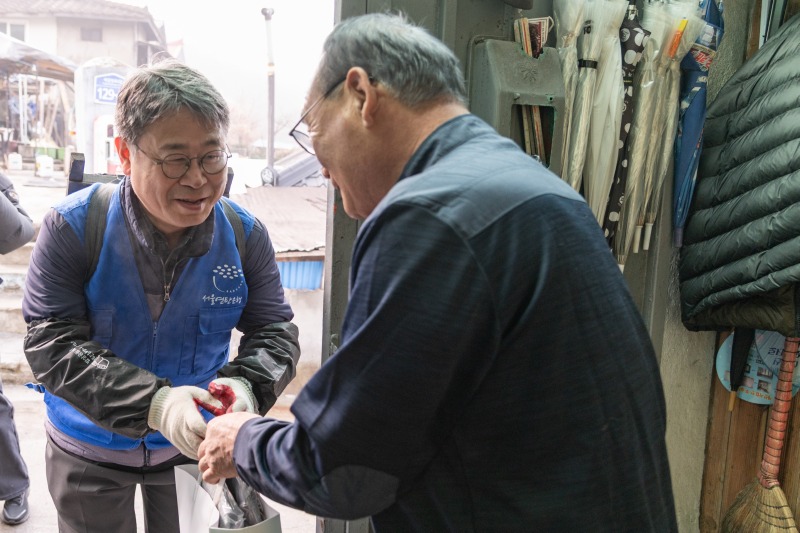 한파 취약 가구에 방한용품을 전달하는 이정환 기상청 차장의 모습