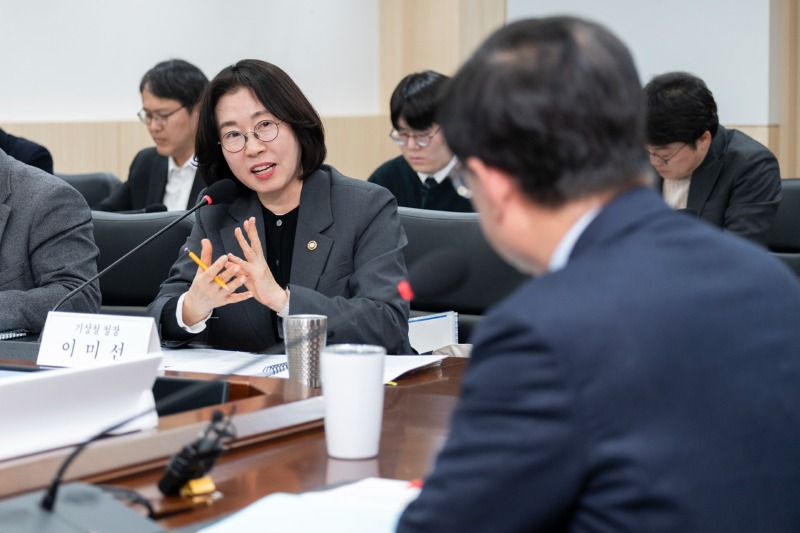 김성환 기후부 장관에게 보고하는 이미선 기상청장의 모습1
