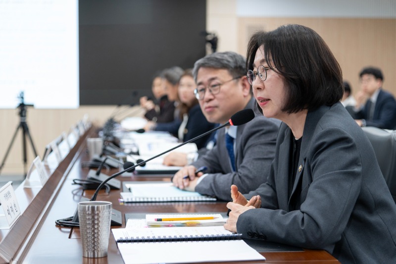 김성환 기후부 장관에게 보고하는 이미선 기상청장의 모습2