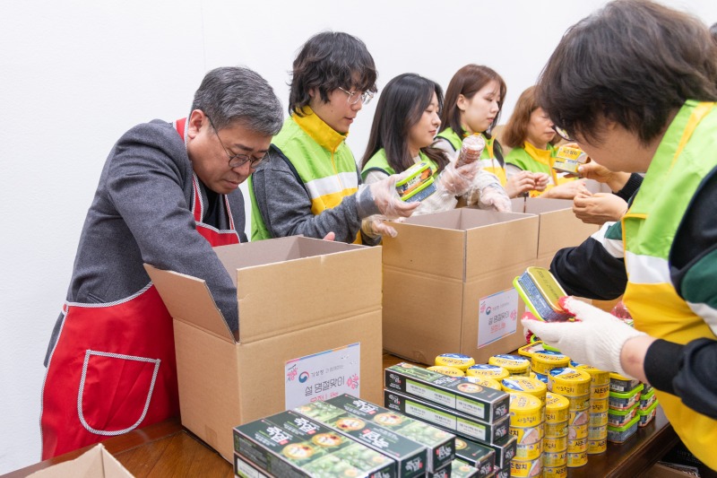 위문 물품 세트를 제작하는 이정환 기상청 차장의 모습