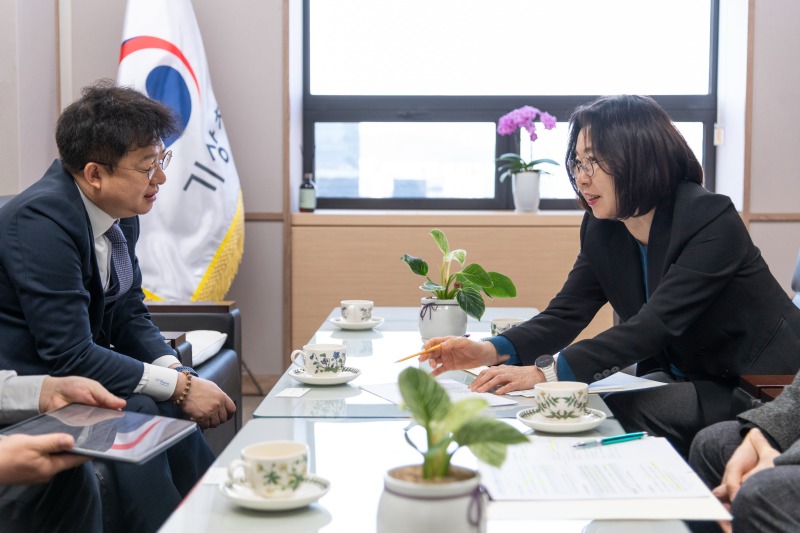 이미선 기상청장과 김용균 행안주 자연재난실장이 논의하는 모습3
