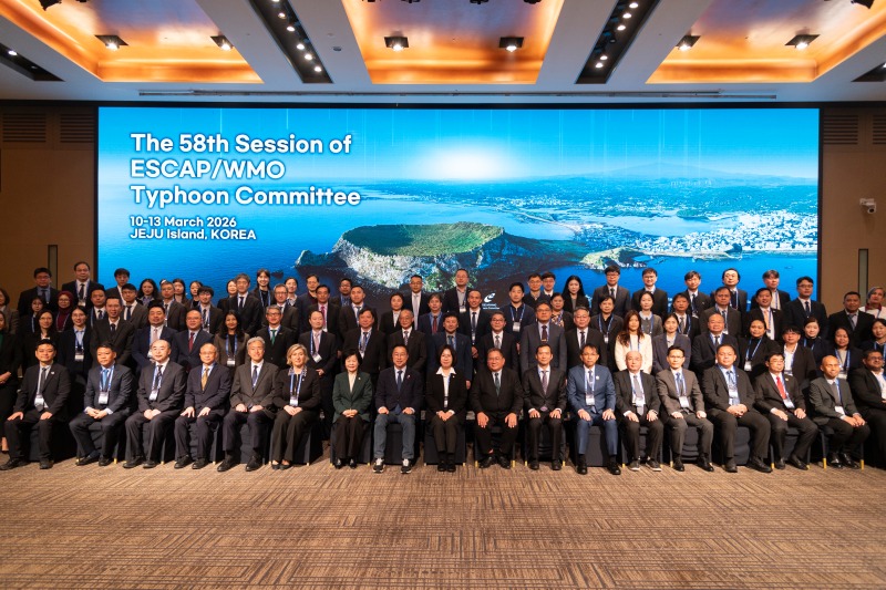 이미선 기상청장을 비롯한 태풍위원회 회원국 대표단 및 관계자들이 기념촬영 하는 모습