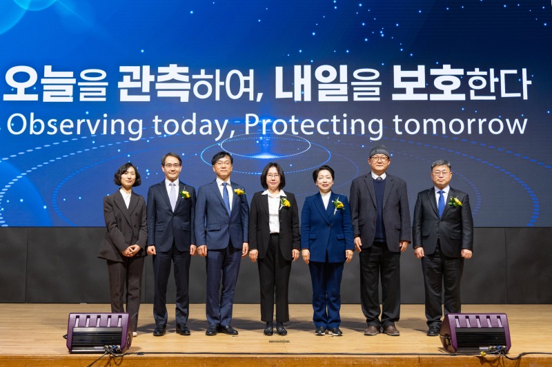 기념식 주요 참석자들이 기념촬영 하는 모습. 왼쪽부터 인희진 기상청 기상서비스국장, 송영일 기후변화학회장, 김철희 한국기상학회장, 이미선 기상청장, 황정아 의원, 문창용 대전광역시 환경국장, 이정환 기상청 차장.