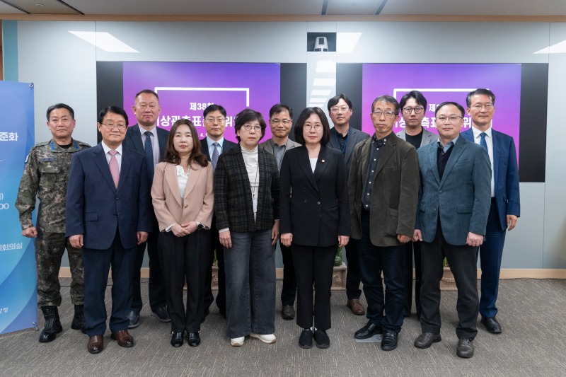 이미선 기상청장을 비롯한 기상관측표준화위원회 위원들이 기념촬영 하는 모습