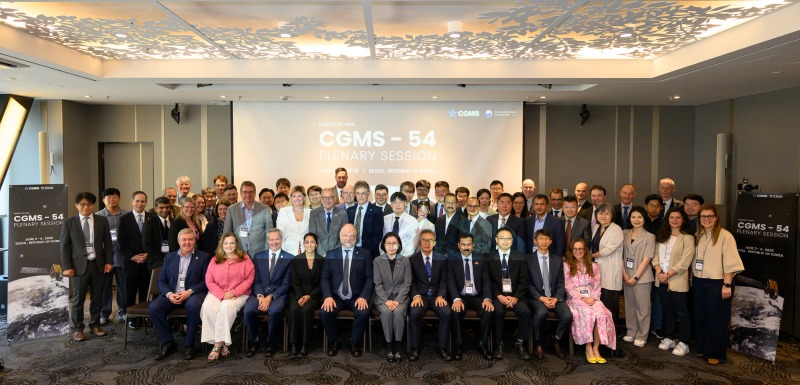 이미선 기상청장을 비롯한 기상위성조정그룹 총회 참석자들이 기념촬영 하는 모습