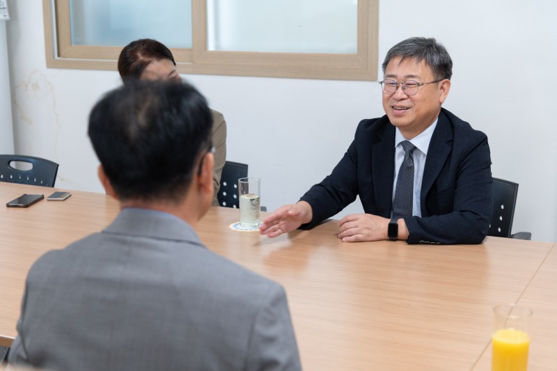 이정환 기상청 차장이 손호택 시온보육원 원장과 이야기를 나누는 모습